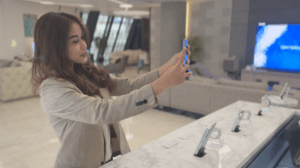 Donna che scatta un selfie con S3100V